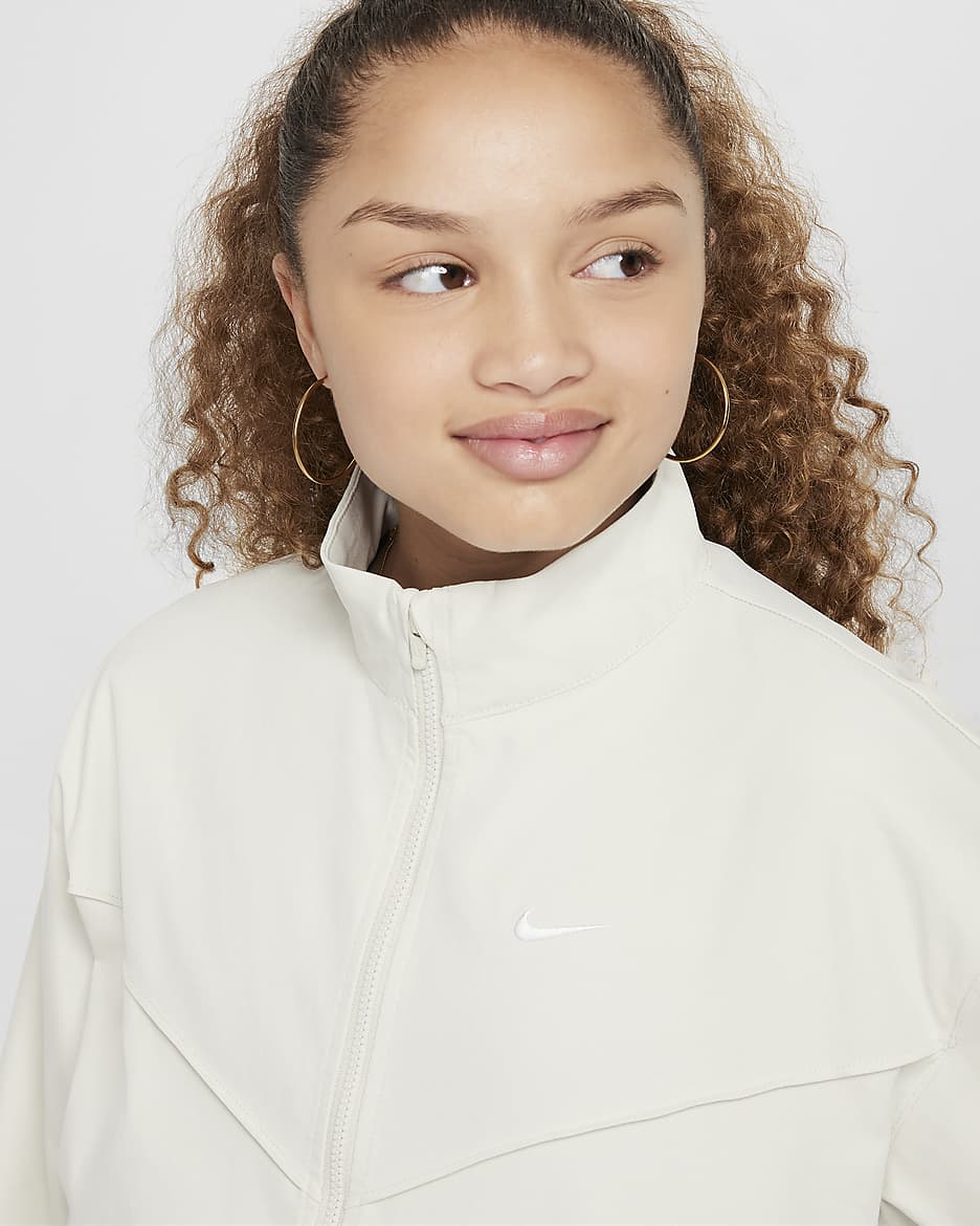 Oversized Nike Sportswear-letvægtsjakke til piger - Light Bone/hvid