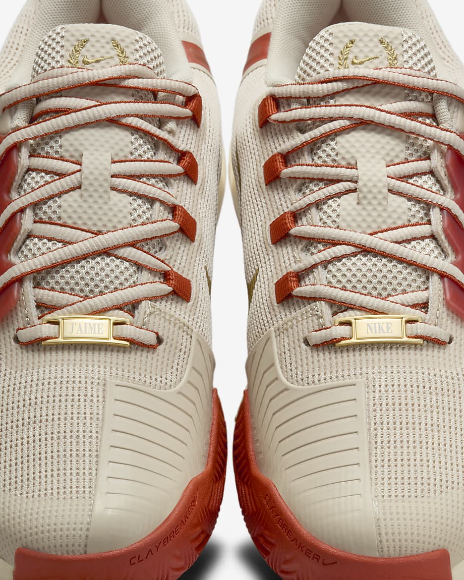 Damskie buty do tenisa na korty ziemne Nike GP Challenge 1 Premium - Sanddrift/Rust Factor/Gum Medium Brown/Metallic Gold