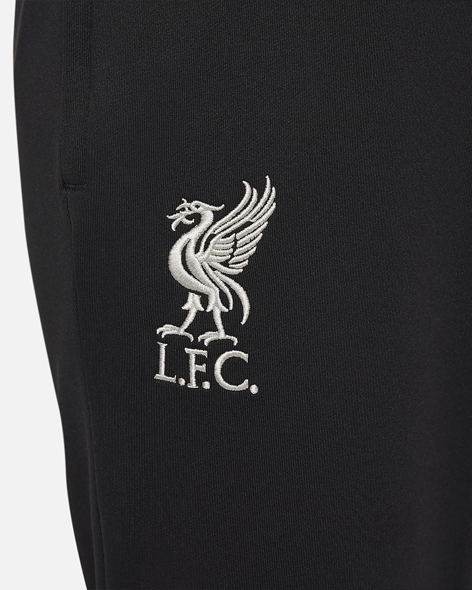 Liverpool FC Strike Pantalón de fútbol de tejido Knit Nike Dri-FIT - Niño/a - Negro/Gym Red/Light Orewood Brown