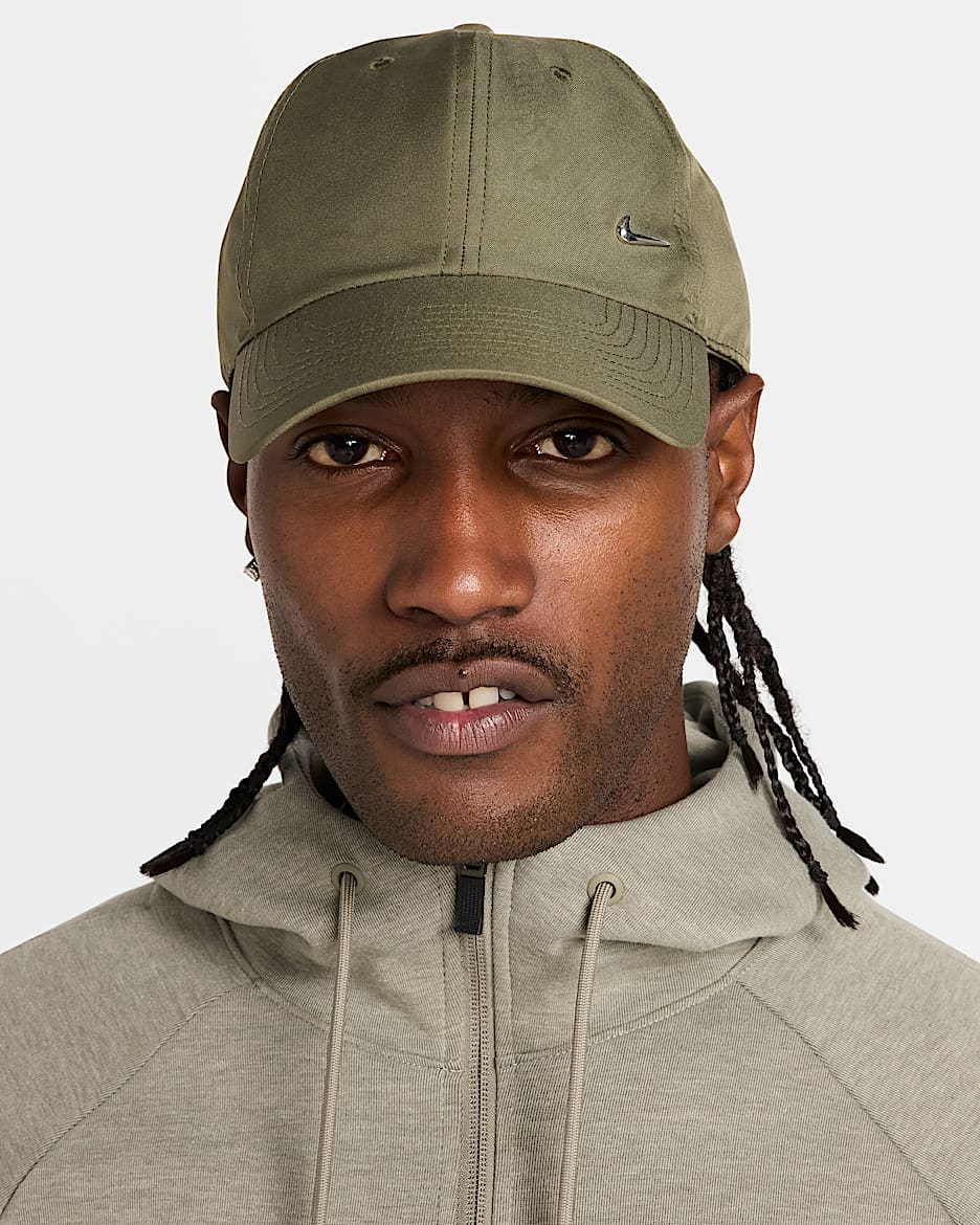 Nike Dri-FIT Club Unstructured Metal Swoosh Cap - Parachute Beige/Metallic Silver