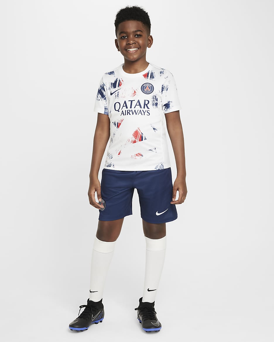 Paris Saint-Germain Academy Pro idegenbeli Nike Dri-FIT mérkőzés előtti, rövid ujjú futballfelső nagyobb gyerekeknek - Fehér/Midnight Navy/Midnight Navy