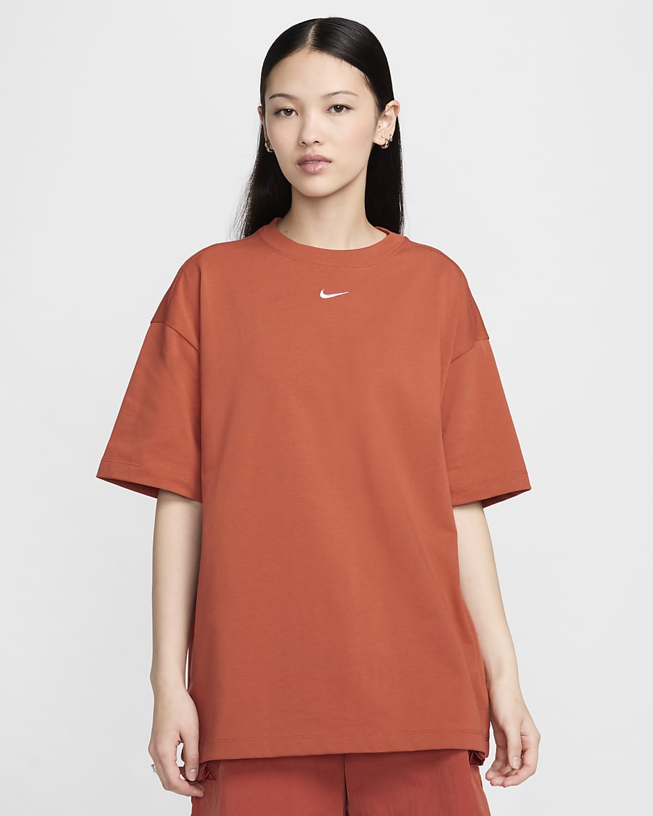 ナイキ スポーツウェア エッセンシャル ウィメンズ オーバーサイズ ショートスリーブ Tシャツ - バーントサンライズ/ホワイト
