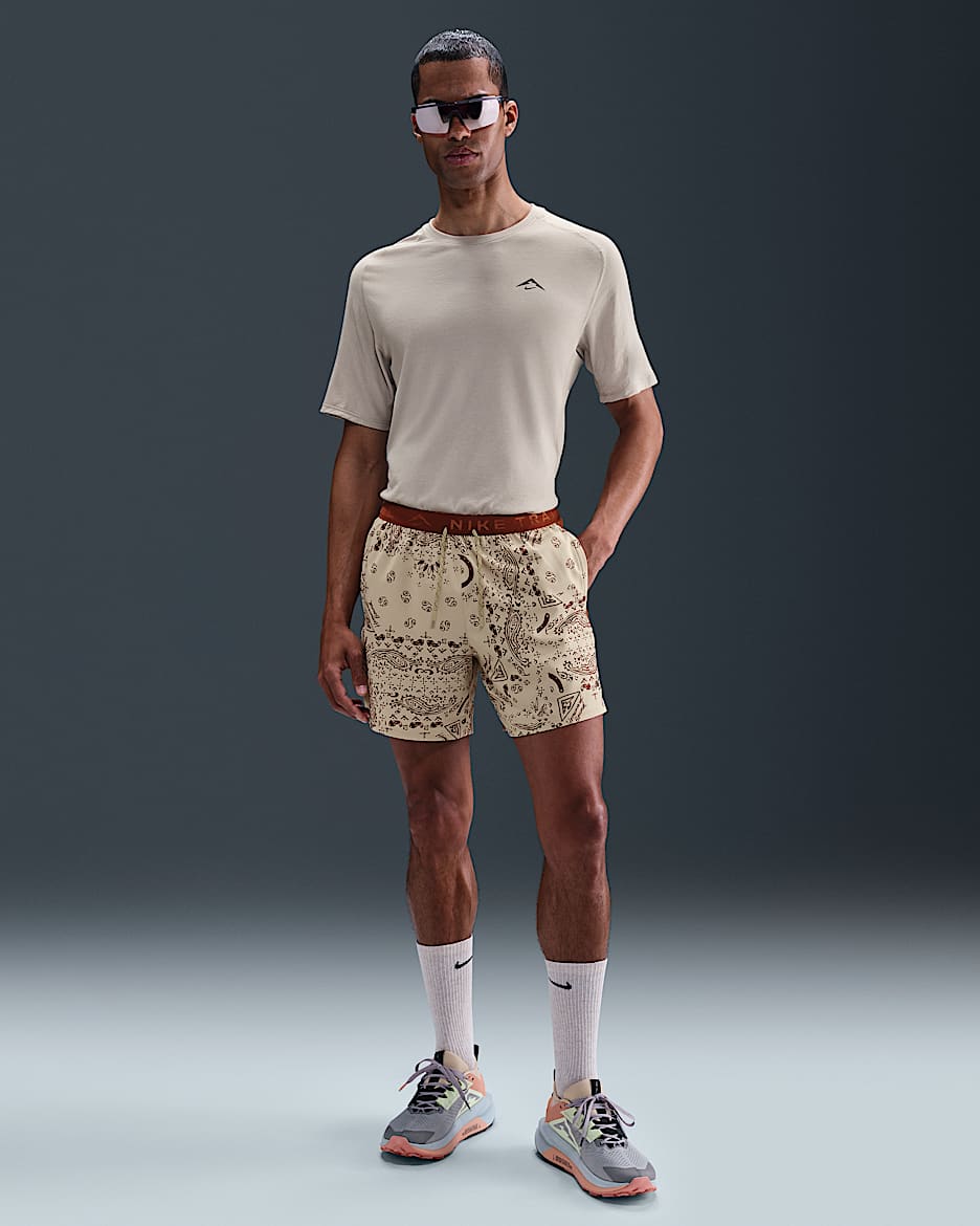 Shorts de correr Dri-FIT de 15 cm con forro de ropa interior para hombre Nike Trail - Caqui desierto/Canela/Negro