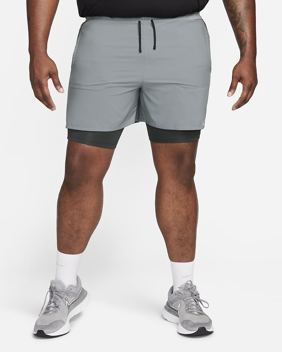 Shorts de running híbridos Dri-FIT de 12.5 cm para hombre Nike Stride - Gris humo/Gris humo oscuro/Negro