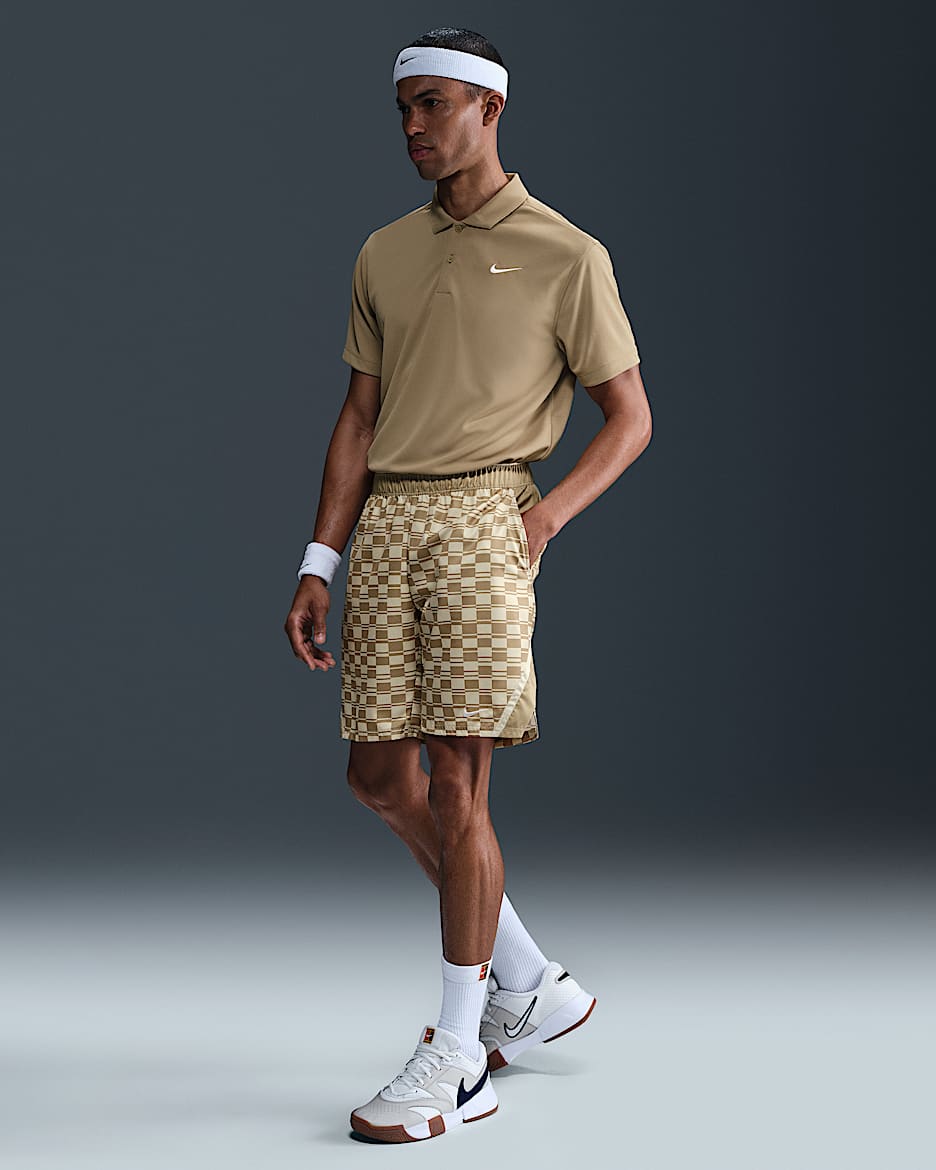 Shorts de tenis Dri-FIT de 23 cm para hombre NikeCourt Victory - Caqui claro/Blanco