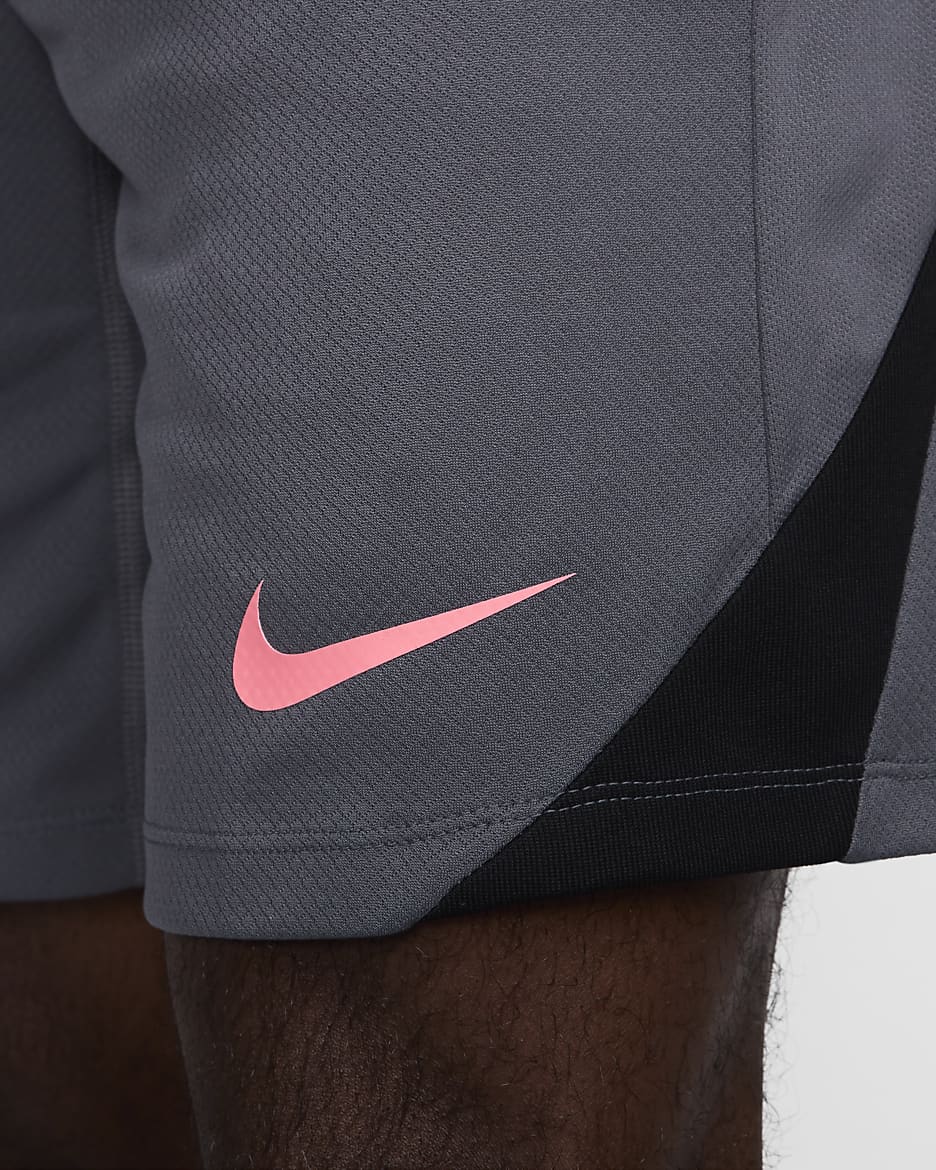 Calções de futebol Dri-FIT Nike Strike para homem - Cinzento Iron/Cinzento Iron/Preto/Sunset Pulse