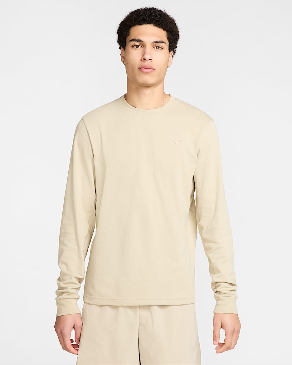 Playera de manga larga Dri-FIT versátil para hombre Nike Primary - Caqui desierto/Caqui desierto