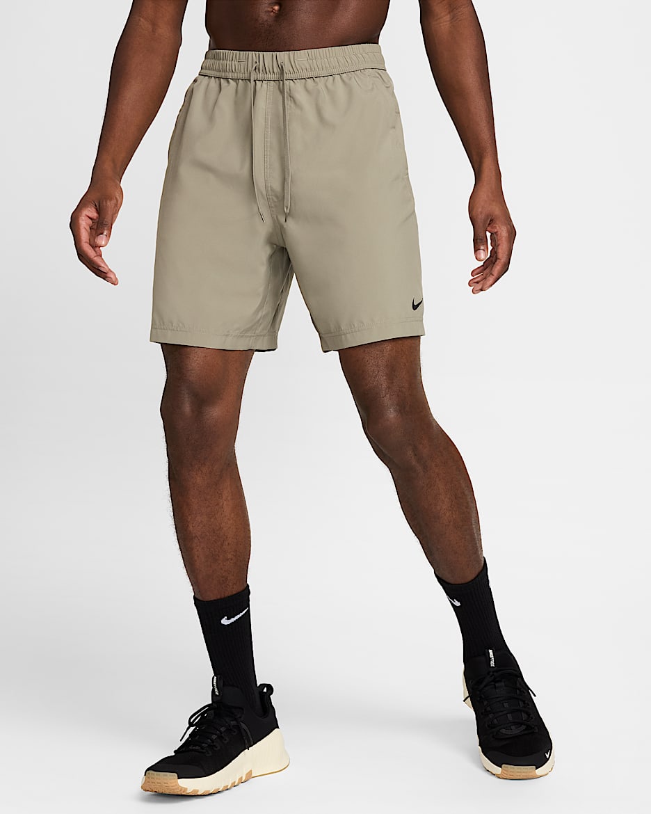 Shorts Dri-FIT de 18 cm versátiles sin forro para hombre Nike Form - Militar claro/Negro