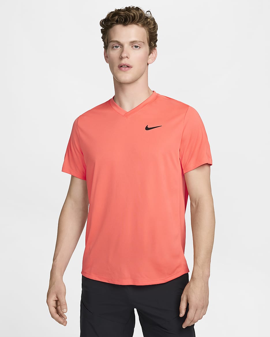 NikeCourt Dri-FIT Victory Tennistop voor heren - Light Wild Mango/Light Wild Mango/Zwart