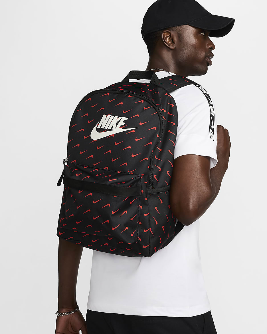 เป้สะพายหลัง Nike Heritage (25 ล.) - ดำ/Team Orange/Summit White
