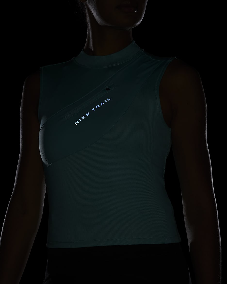 เสื้อกล้ามวิ่งผู้หญิงมีช่องเก็บของ Dri-FIT Nike Trail - Green Frost/Smokey Blue