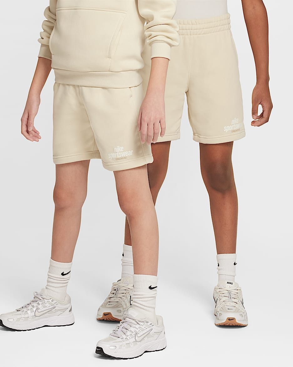 Shorts de French Terry para niños talla grande Nike Sportswear Club - Caqui claro/Caqui claro/Beige paracaídas/Vela
