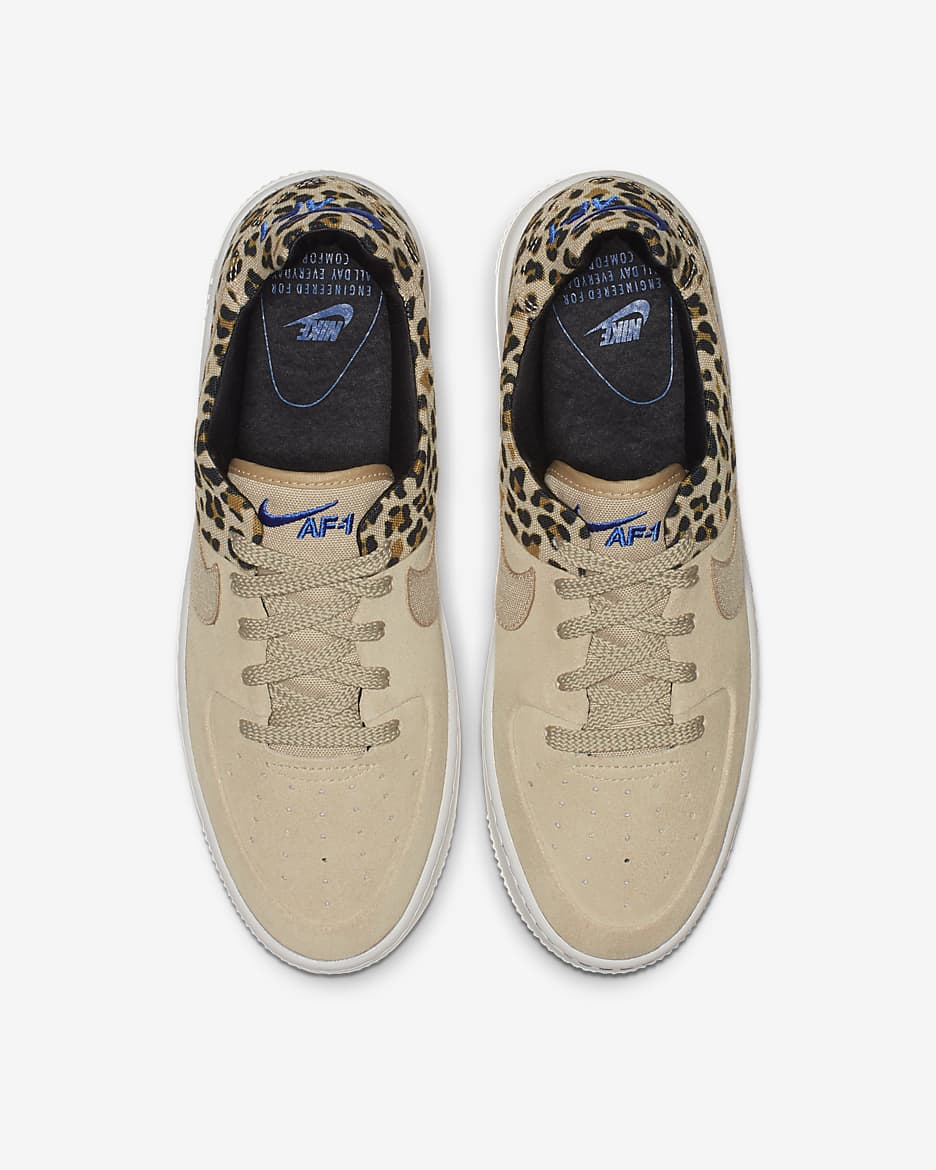 Sapatilhas Nike Air Force 1 Sage Low Premium Animal para mulher - Desert Ore/Preto/Wheat/Azul Racer