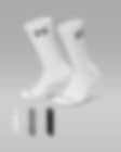 Los calcetines Jordan Essentials de longitud media son suaves y elásticos,  con soporte y amortiguación incorporados. 3 pares cubren casi la mitad de  la semana.