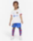 Low Resolution Trzyczęściowy strój dla małych dzieci Nike Dri-FIT FC Barcelona 2023/24 (wersja wyjazdowa)