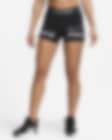 Low Resolution Nike Pro Dri-FIT Grafik-Trainingsshorts mit mittelhohem Bund für Damen (ca. 7,5 cm)