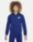 Low Resolution Flísová mikina Nike Sportswear s kapucí, zipem po celé délce a grafickým motivem pro větší děti (chlapce)
