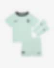 Low Resolution Trzyczęściowy strój piłkarski dla niemowląt i maluchów Nike Chelsea F.C. 2023/24 (wersja trzecia)