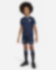 Low Resolution Trzyczęściowy strój dla małych dzieci Nike Dri-FIT Chelsea F.C. 2023/24 (wersja wyjazdowa)