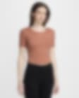 Low Resolution Playera de manga corta de tela de minicanalé ajustada con espalda redonda para mujer Nike Sportswear Chill Knit