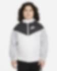 Low Resolution Løstsiddende, hoftelang Nike Sportswear Windrunner-jakke (udvidet størrelse) med hætte til større børn (drenge)