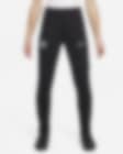 Low Resolution Ποδοσφαιρικό πλεκτό παντελόνι Nike Dri-FIT εναλλακτικής εμφάνισης Τσέλσι Strike για μεγάλα παιδιά