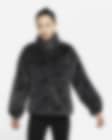 Low Resolution Nike Sportswear Plush-jakke i imiteret pels med print til kvinder