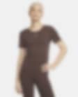Low Resolution Dámské přiléhavé jemně žebrované tričko Nike Sportswear Chill Knit s hlubším výstřihem zad a krátkým rukávem (větší velikost)