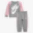 Low Resolution Nike Babyset met shirt met ronde hals en broek (12-24 maanden)
