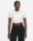 Low Resolution Kort, slimmad t-shirt Nike Sportswear Essential för kvinnor