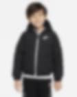 Low Resolution Péřová bunda Nike s ševronovým vzorem a kapucí pro malé děti