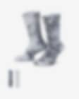Low Resolution Κάλτσες μεσαίου ύψους με αντικραδασμική προστασία και εφέ tie-dye Nike Everyday Plus (δύο ζευγάρια)