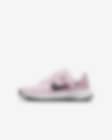 Low Resolution Skor Nike Revolution 6 FlyEase som är lätta att ta på och av för barn