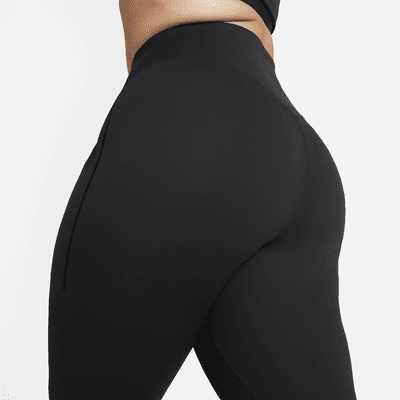 Leggings de largo completo y cintura alta de media sujeción para mujer Nike Universa con bolsillos (talla grande)