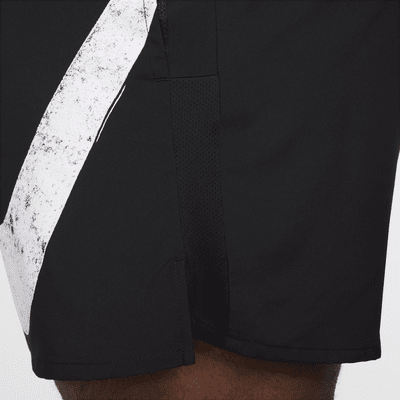 Nike Challenger Swoosh Dri-FIT hardloopshorts voor heren (13 cm)