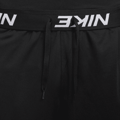 Shorts versátiles Dri-FIT de 18 cm sin forro para hombre Nike Totality