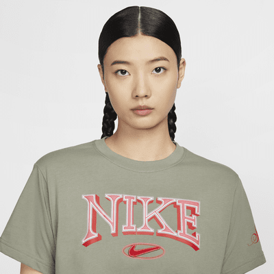 เสื้อยืดเอวลอยแขนสั้นผู้หญิงทรงหลวม Nike Sportswear