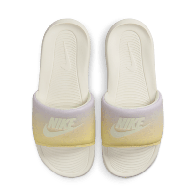 Ciabatta con stampa Nike Victori One – Donna