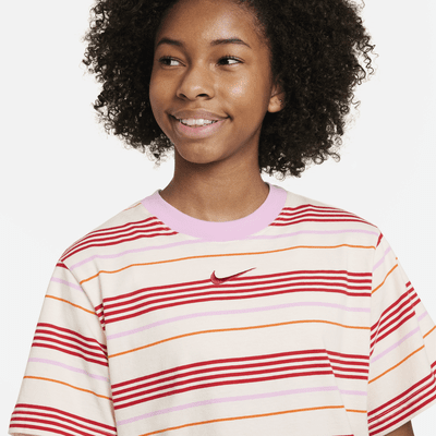 Playera de corte cuadrado para niña talla grande Nike Sportswear Essentials+