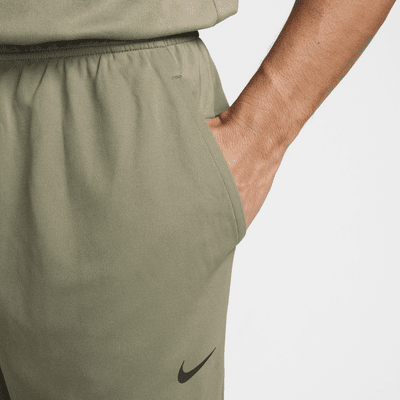 Pants Dri-FIT versátiles con dobladillo abierto para hombre Nike Totality