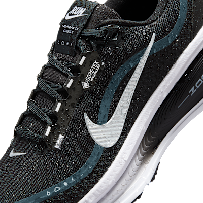 Scarpa impermeabile da running su strada con dettagli dal design rifrangente Nike Vomero 18 GORE-TEX – Donna