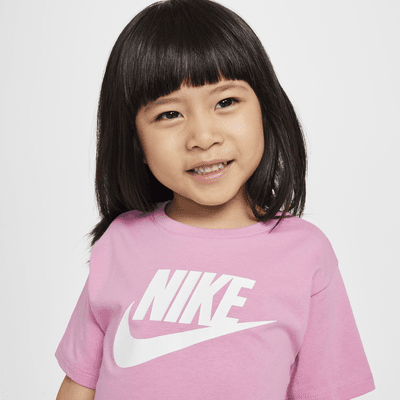 Playera de corte cuadrado infantil Nike Club