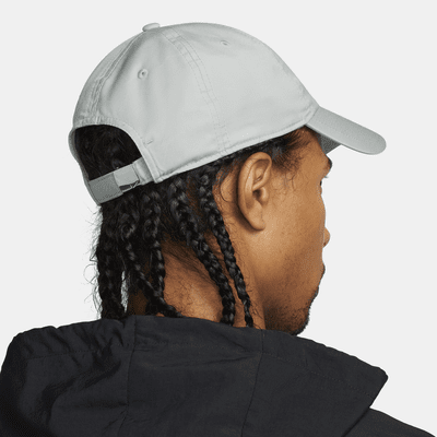 Nike Dri-FIT Club unstrukturierte Metall-Swoosh-Cap