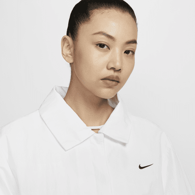 เสื้อแจ็คเก็ตโค้ช UV แบบทอโอเวอร์ไซส์ผู้หญิง Nike Sportswear Essential