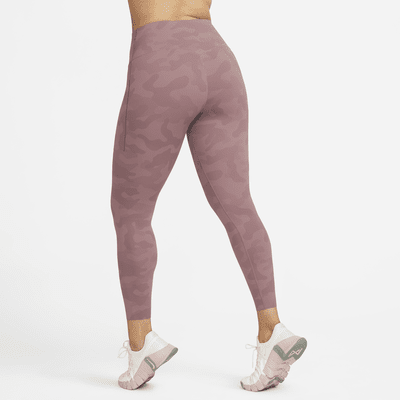 Leggings de camuflaje de 7/8 de tiro alto y media sujeción con bolsillos para mujer Nike Universa