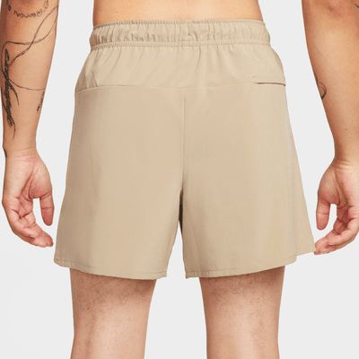 Shorts versátiles sin forro Dri-FIT de 13 cm para hombre Nike Unlimited