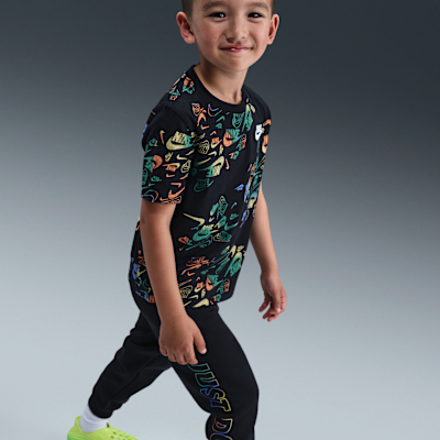 Conjunto de playera y pants Reveal estampado para niños talla pequeña Nike Sportswear
