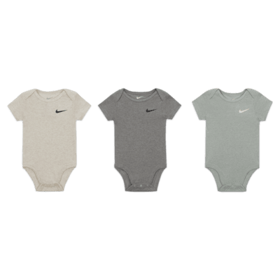 Paquete de tres bodys para bebé (0-9 meses) Nike Mini Me. Nike.com