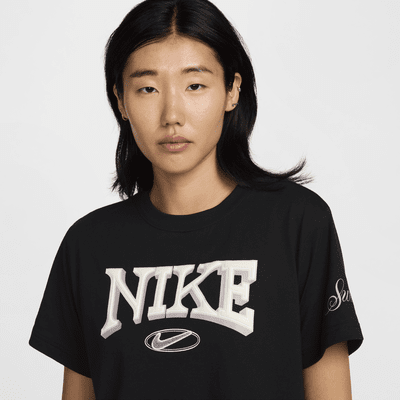 เสื้อยืดเอวลอยแขนสั้นผู้หญิงทรงหลวม Nike Sportswear