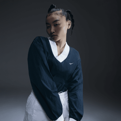 Haut ample tissé anti-UV à manches longues et col en V Nike Sportswear Essential pour femme